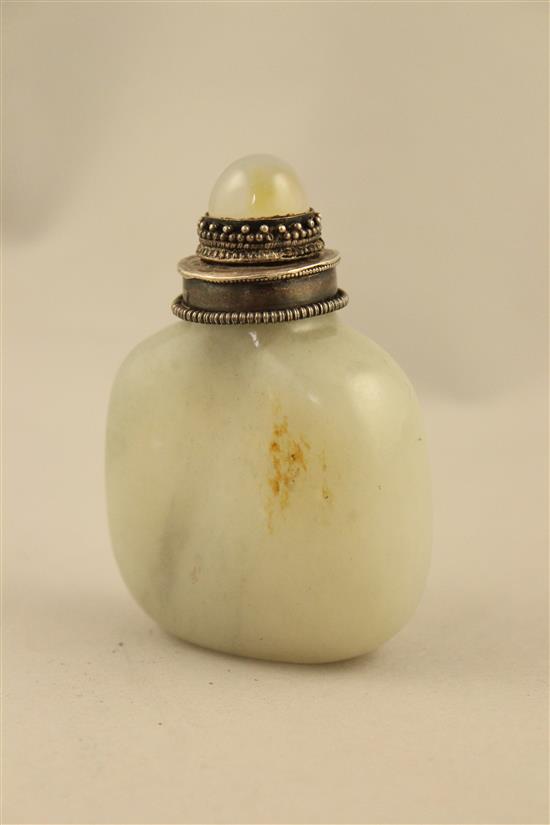 A Chinese white and grey jade pebble snuff bottle, 1800-1900, 6.1cm, white metal and agate top